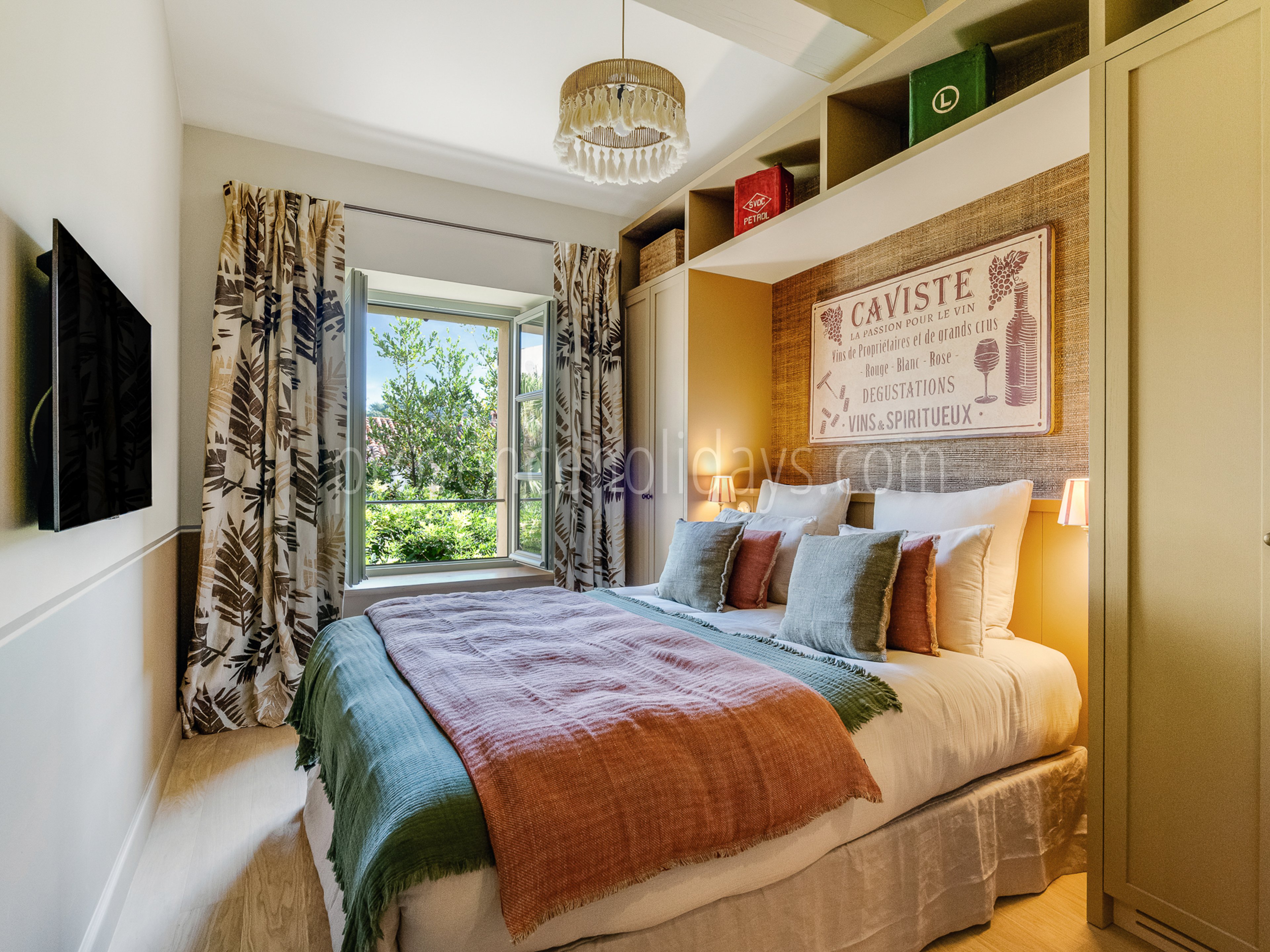 6 - La Tropézienne: Villa: Bedroom