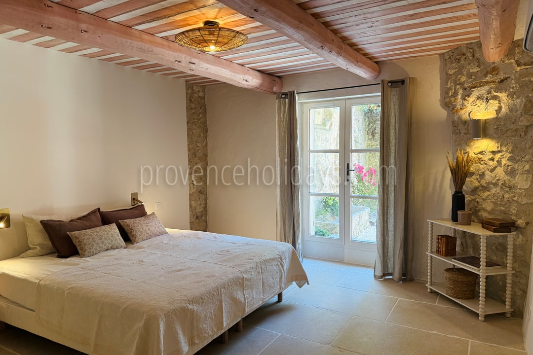 8 - Renovated farmhouse on the outskirts of Eygalières: Villa: Bedroom