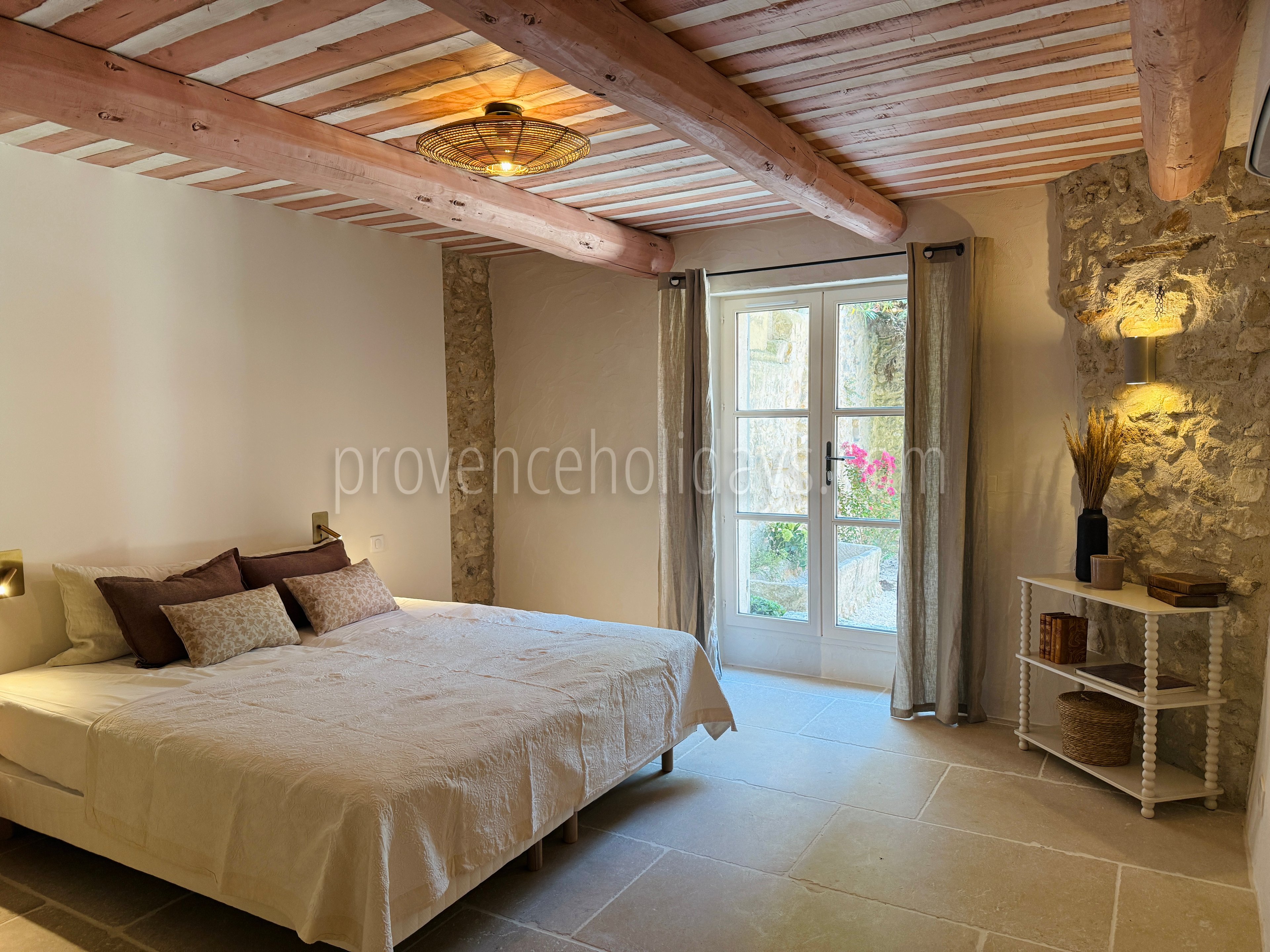 8 - Renovated farmhouse on the outskirts of Eygalières: Villa: Bedroom