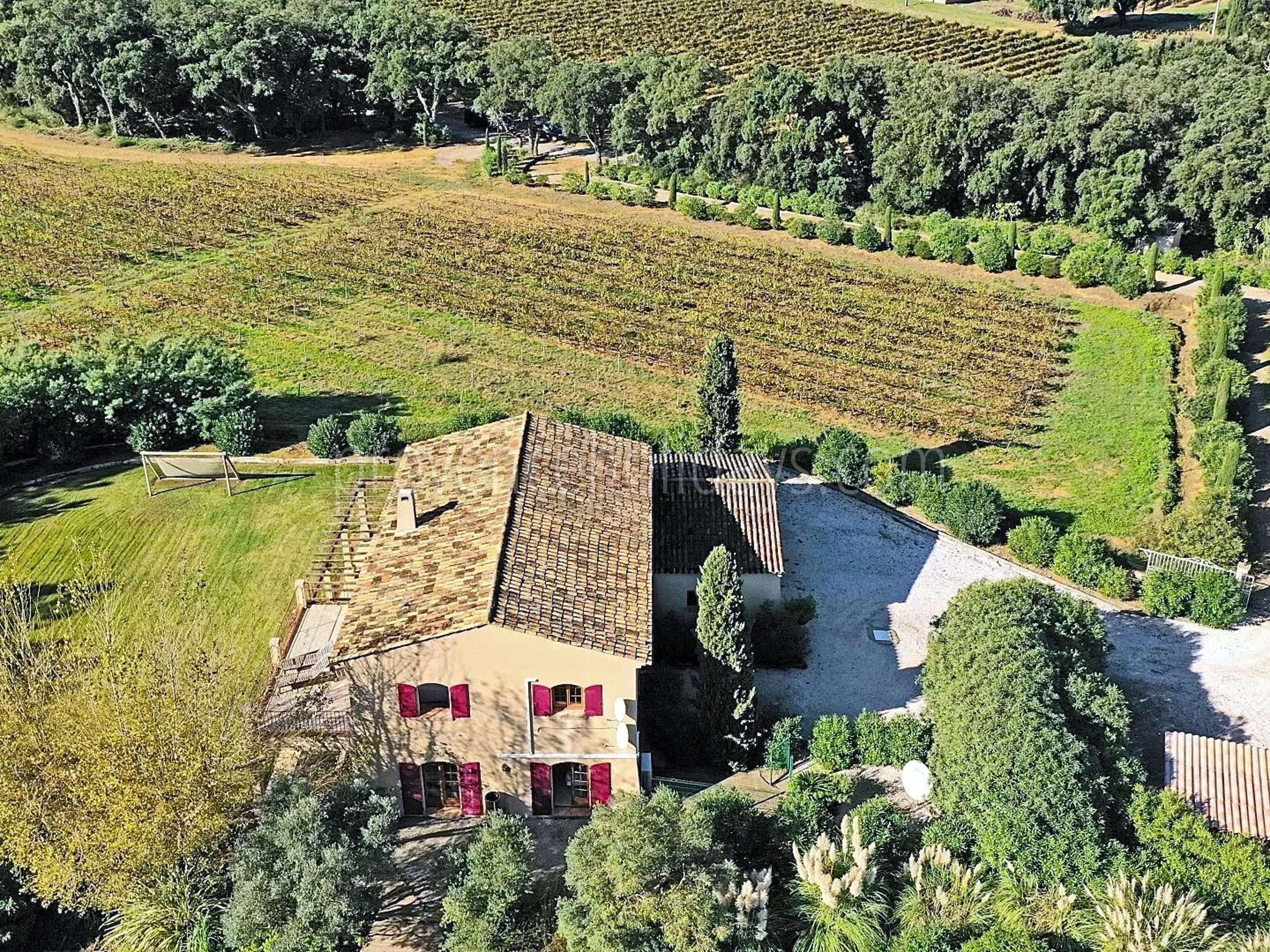 7 - Villa au cœur des vignes à Grimaud: Villa: Exterior