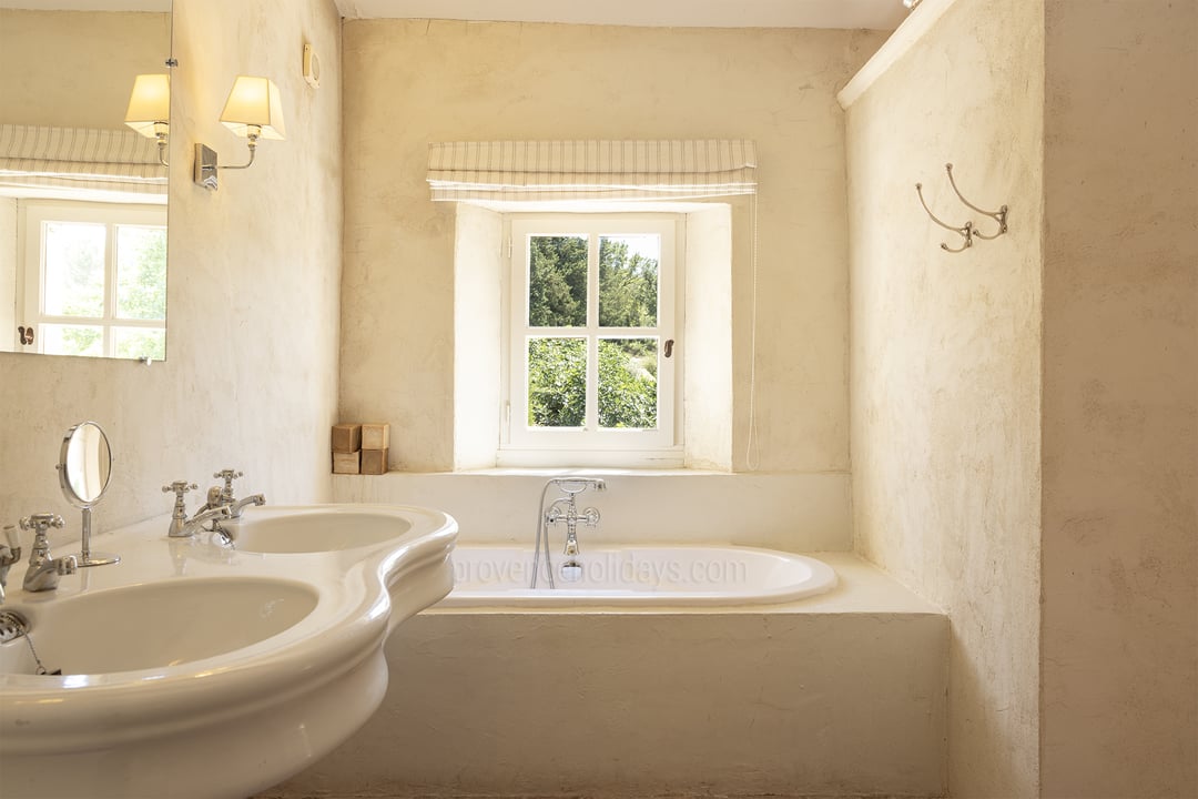 17 - Mas de Saint Véran: Villa: Bathroom