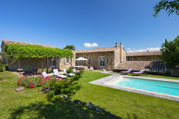Beautiful Farmhouse with Heated Pool in the Luberon