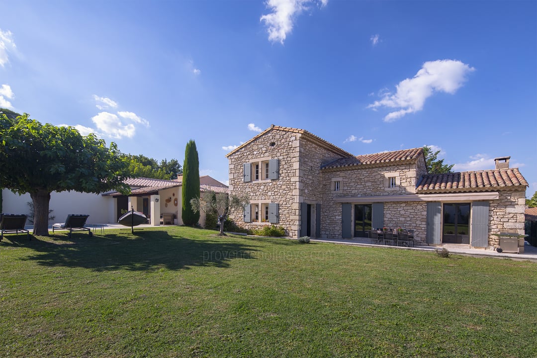 Charmante stenen boerderij met luxe poolhouse 4 - Mas du Sud: Villa: Exterior