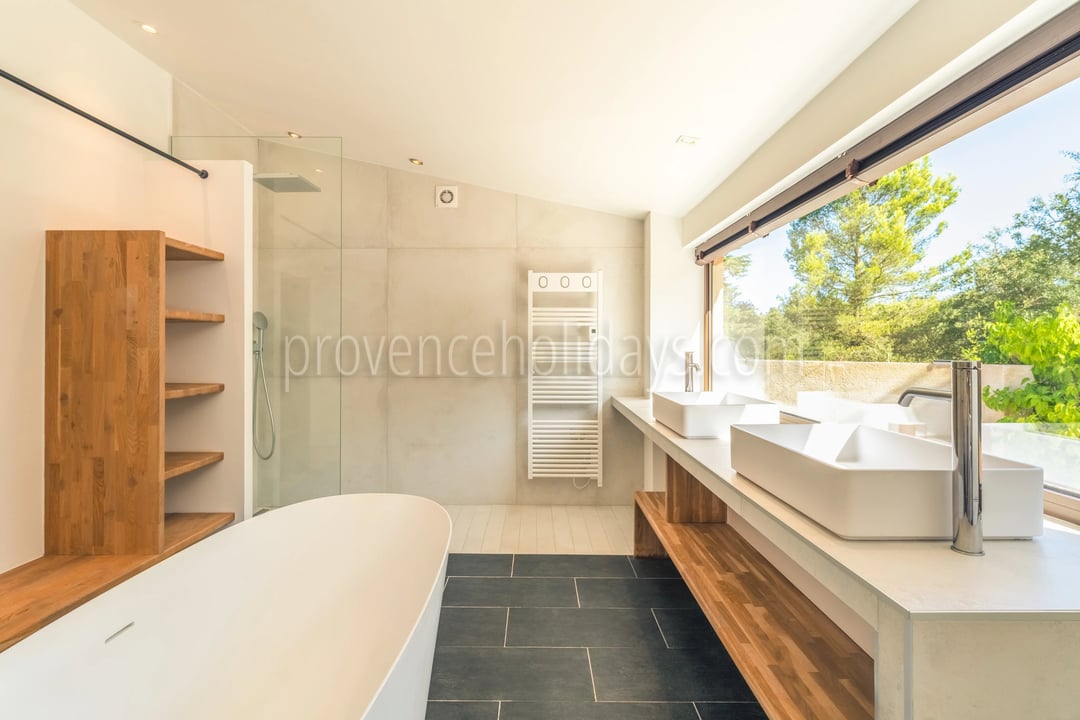 11 - Single-storey villa in Eygalières: Villa: Bathroom