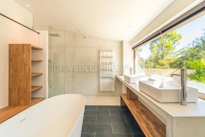 11 - Single-storey villa in Eygalières: Villa: Bathroom