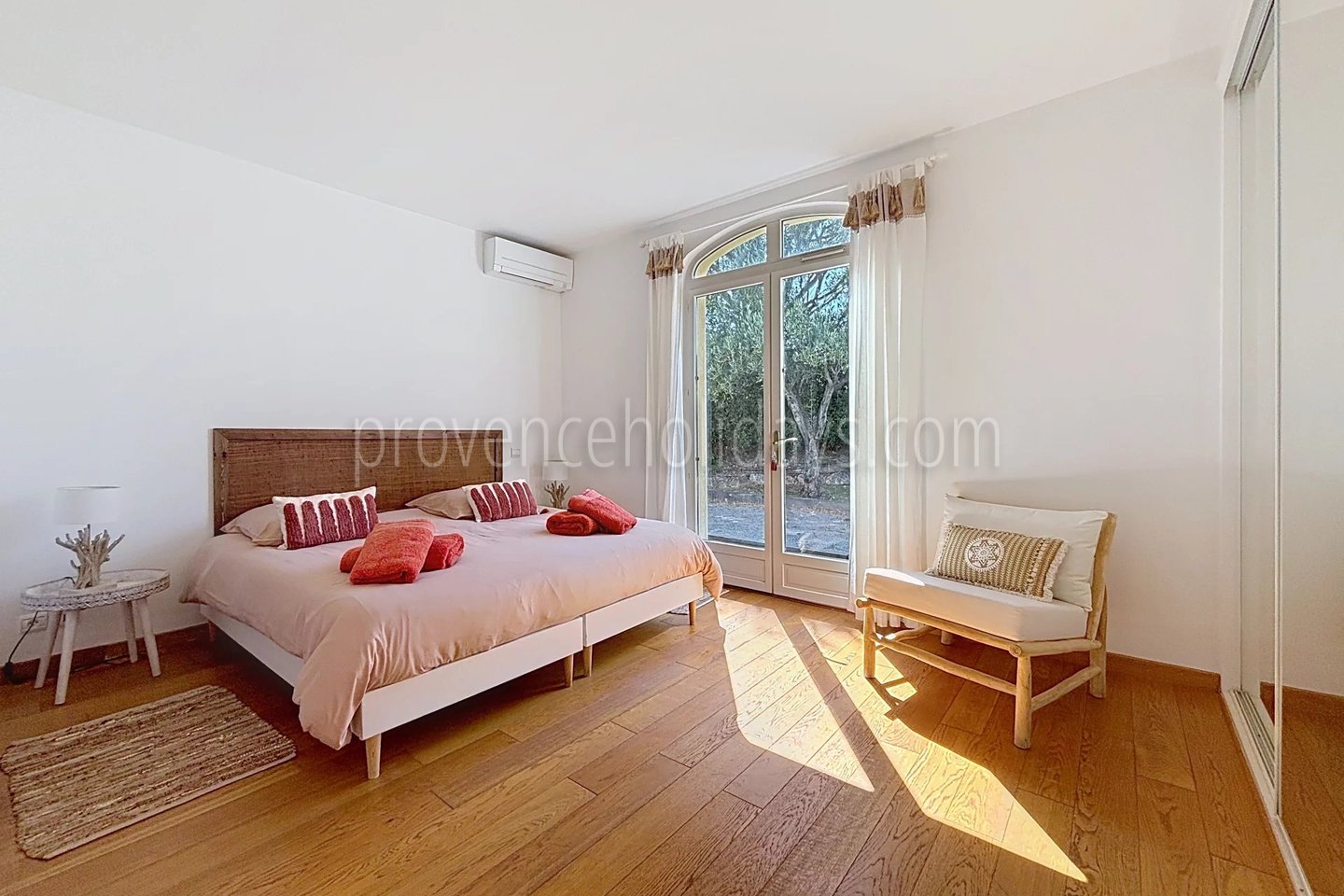 9 - Villa provençale à Grimaud: Villa: Bedroom