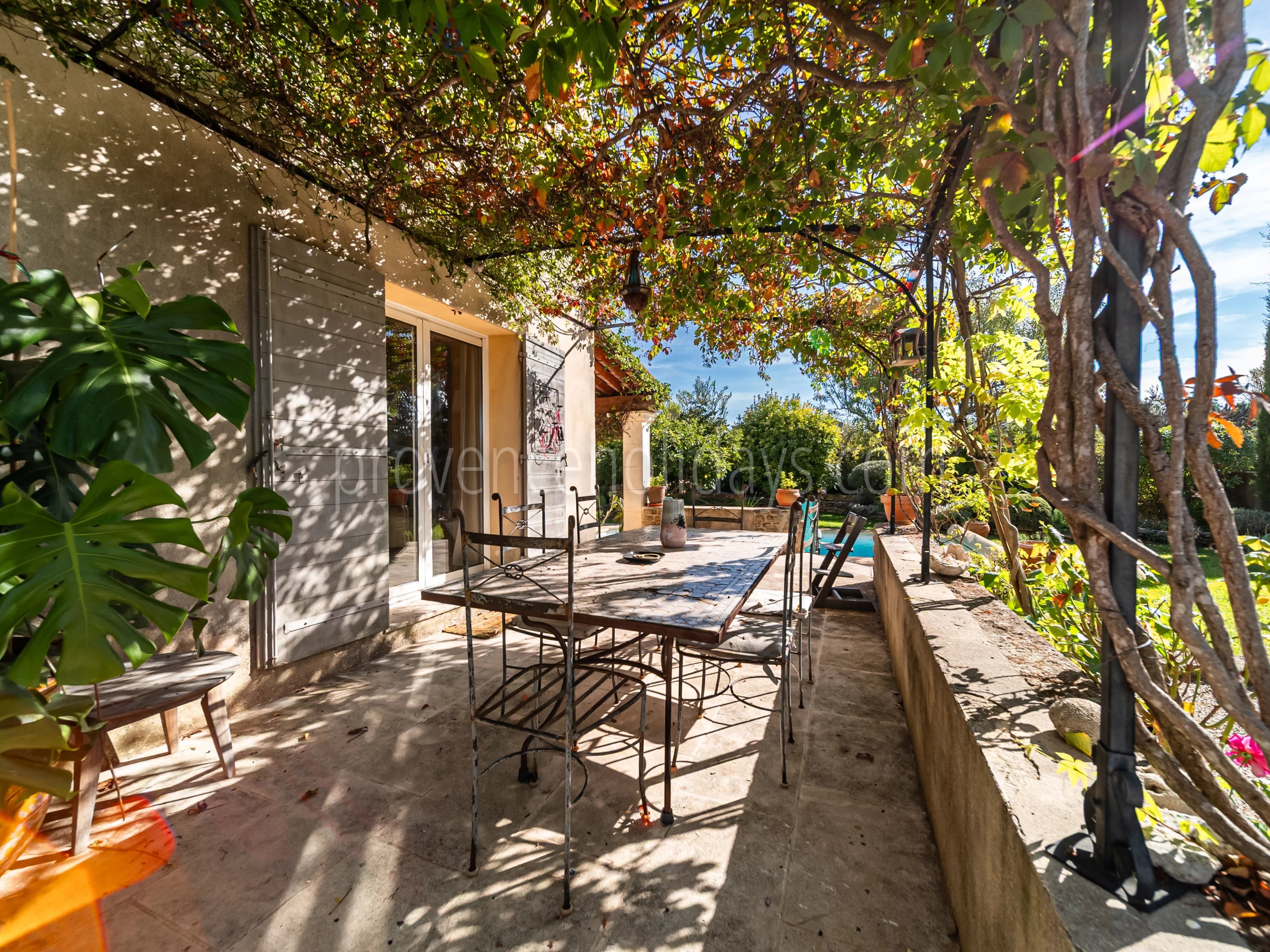 9 - Character house in Cabrières-d’Avignon: Villa: Exterior