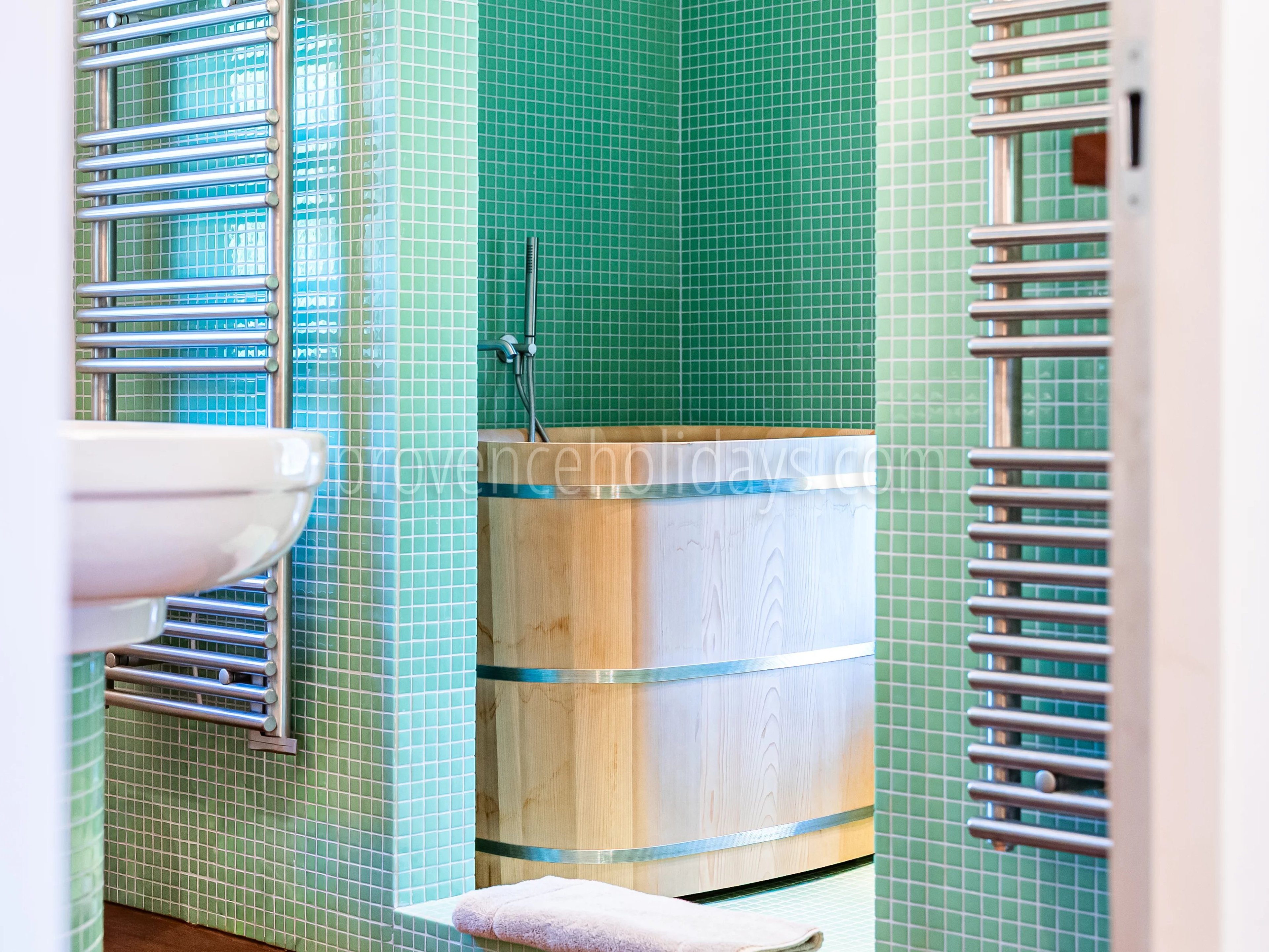 17 - Stone Property in Ménerbes: Villa: Bathroom