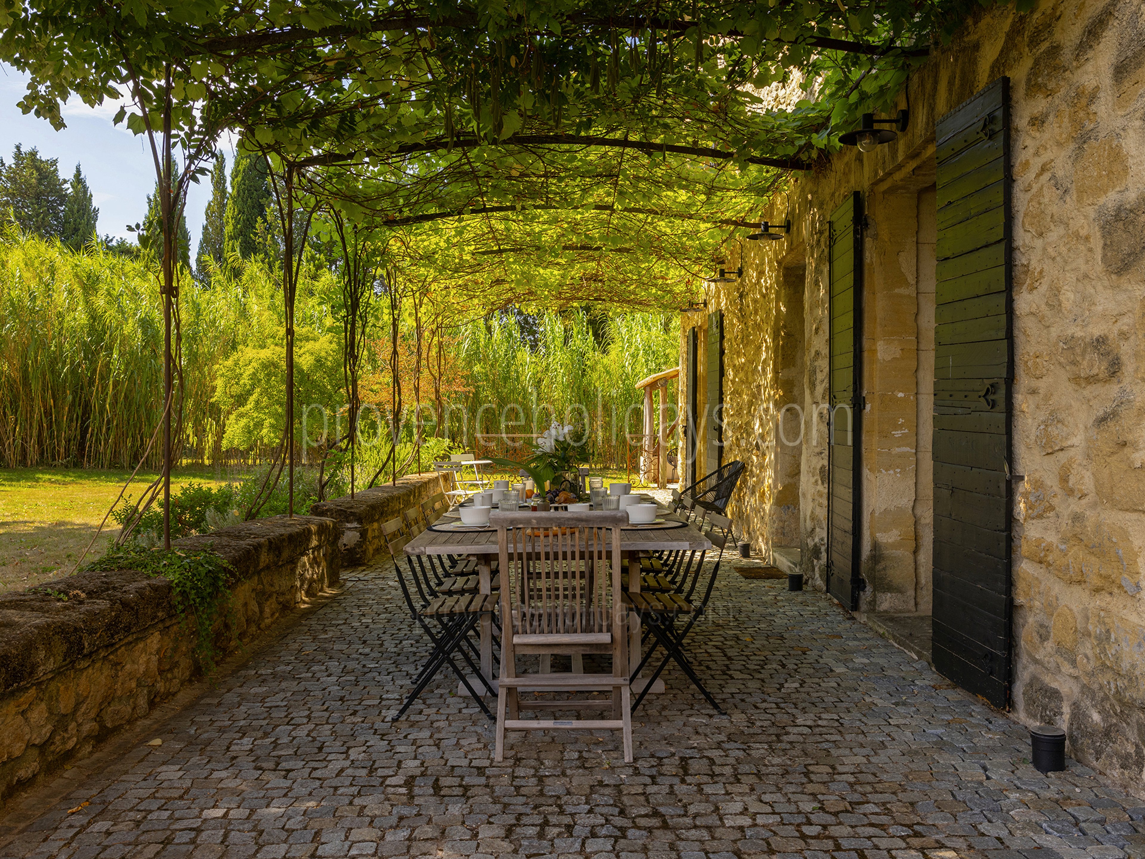 17 - Le Mas d\'Entraigues: Villa: Exterior