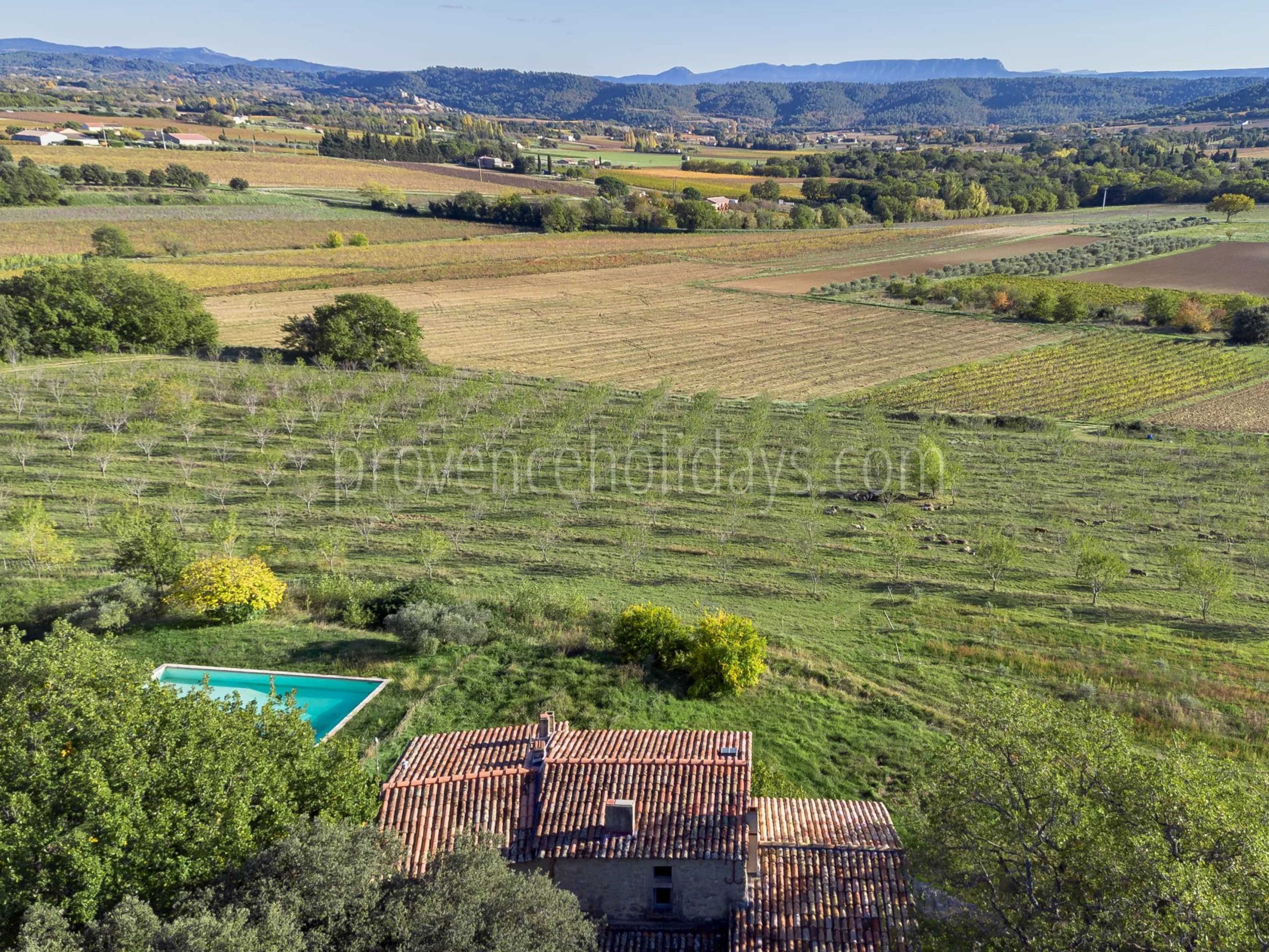 14 - Stone property in Cucuron: Villa: Exterior