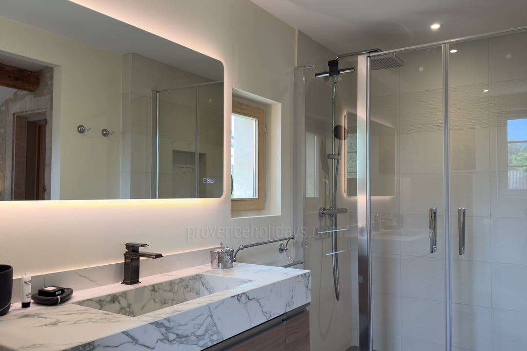 33 - Le Mas de la Cabro: Villa: Bathroom