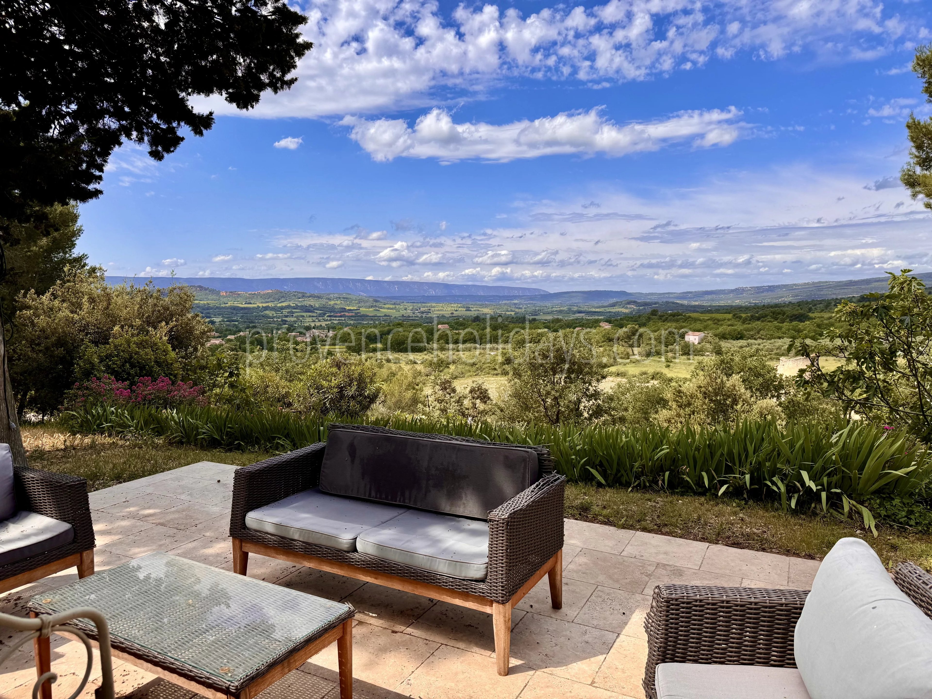 9 - Renovated château in Gordes: Villa: Exterior