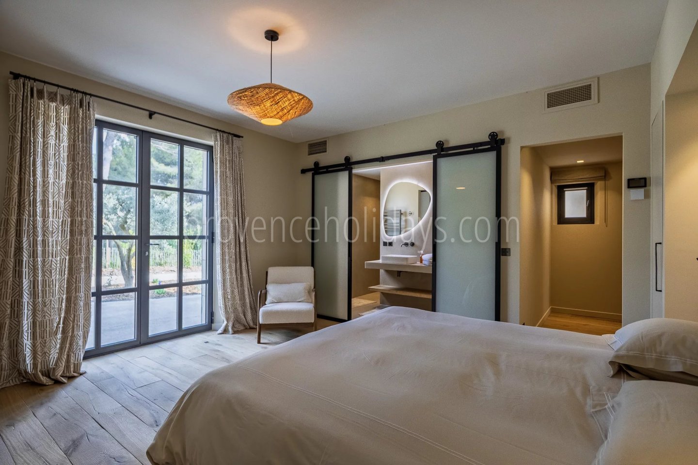 22 - Le Loup des Alpilles: Villa: Bedroom