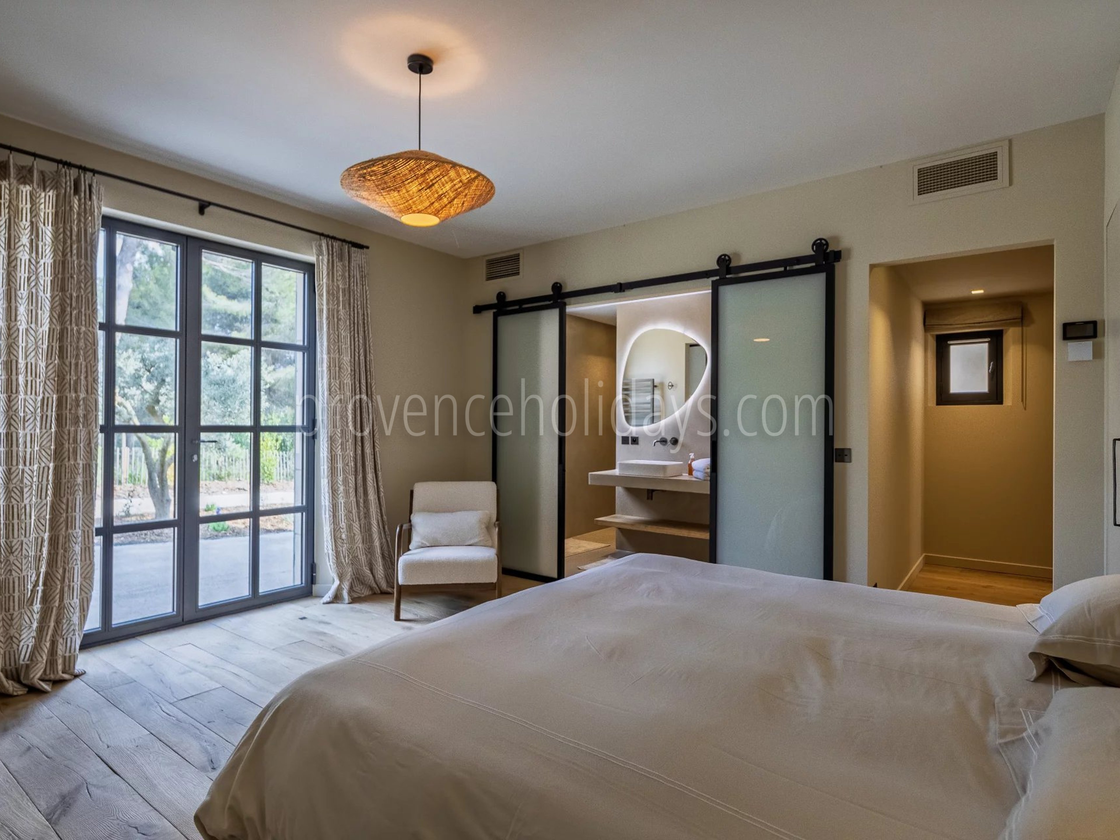22 - Le Loup des Alpilles: Villa: Bedroom
