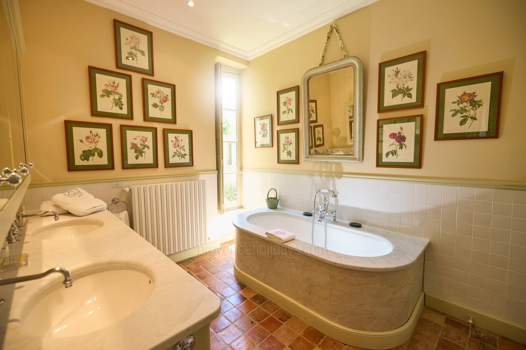 14 - Le Château: Villa: Bathroom