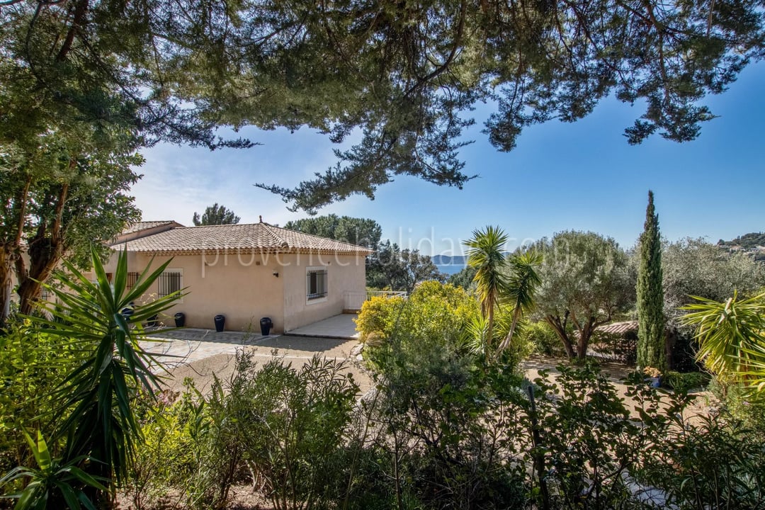33 - Villa en bord de mer au Lavandou: Villa: Exterior