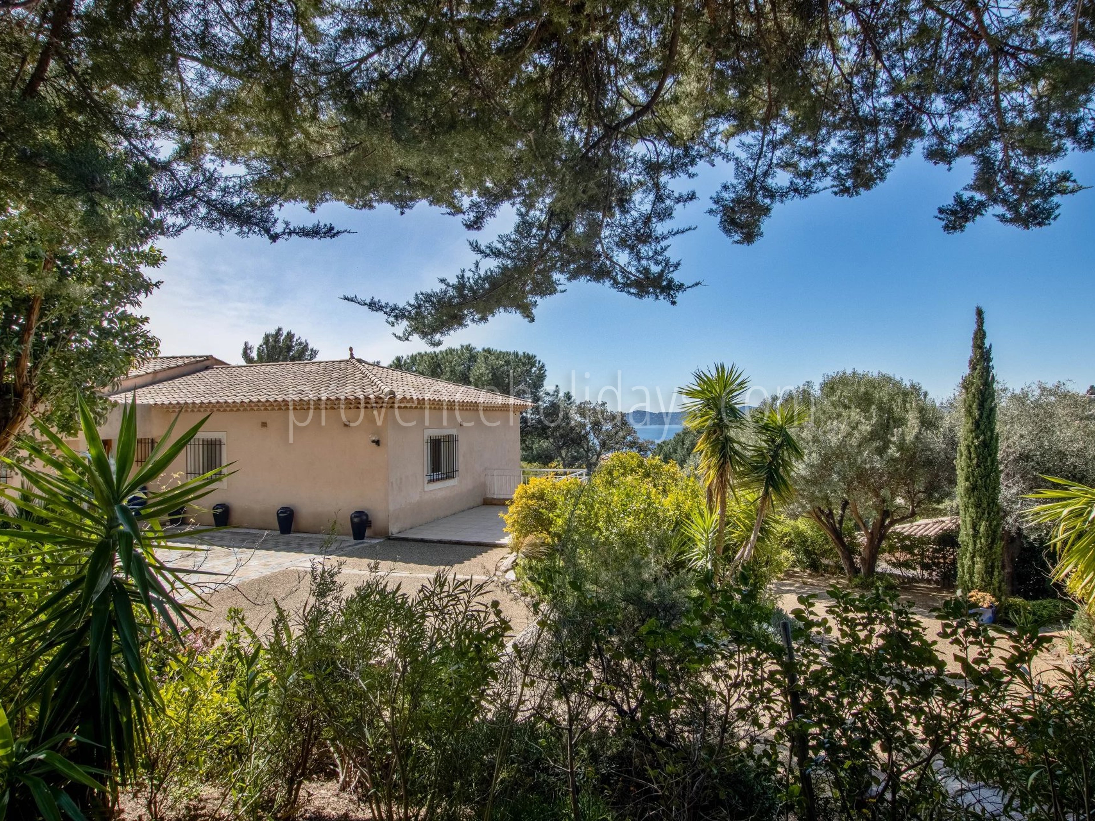 33 - Villa en bord de mer au Lavandou: Villa: Exterior