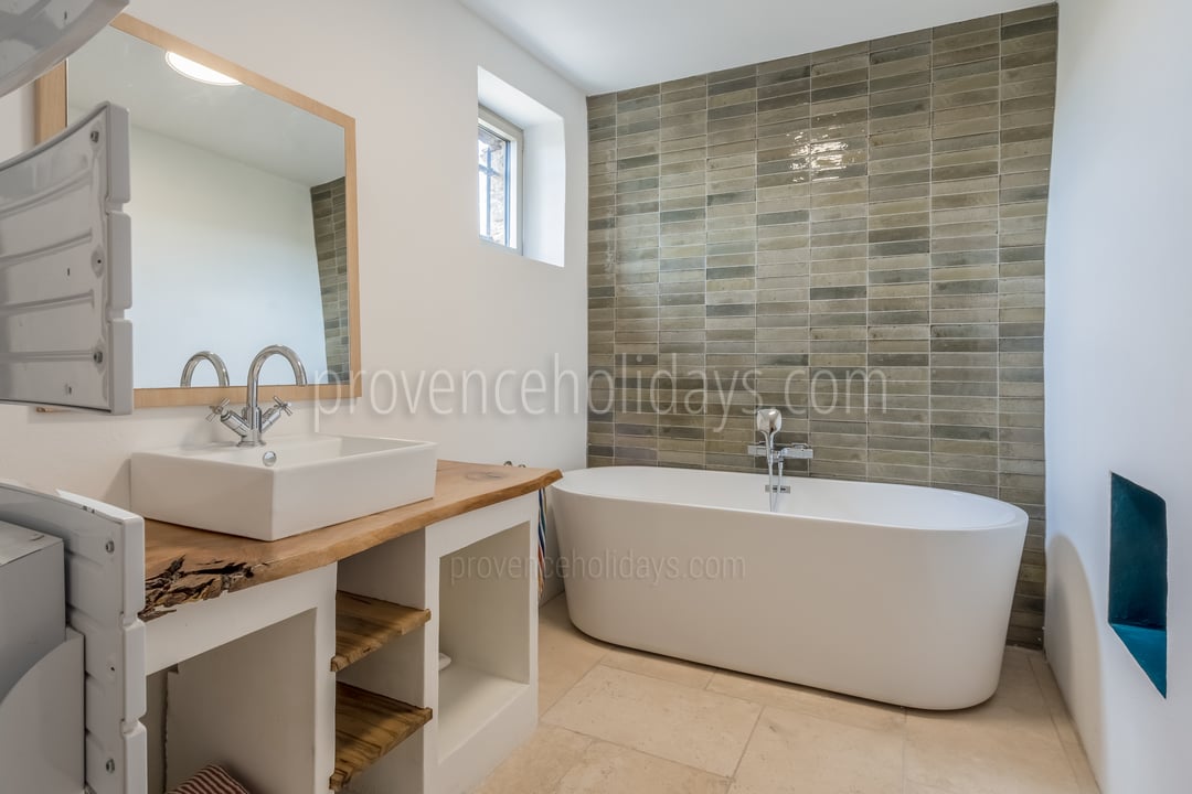 16 - Mas des Aires: Villa: Bathroom