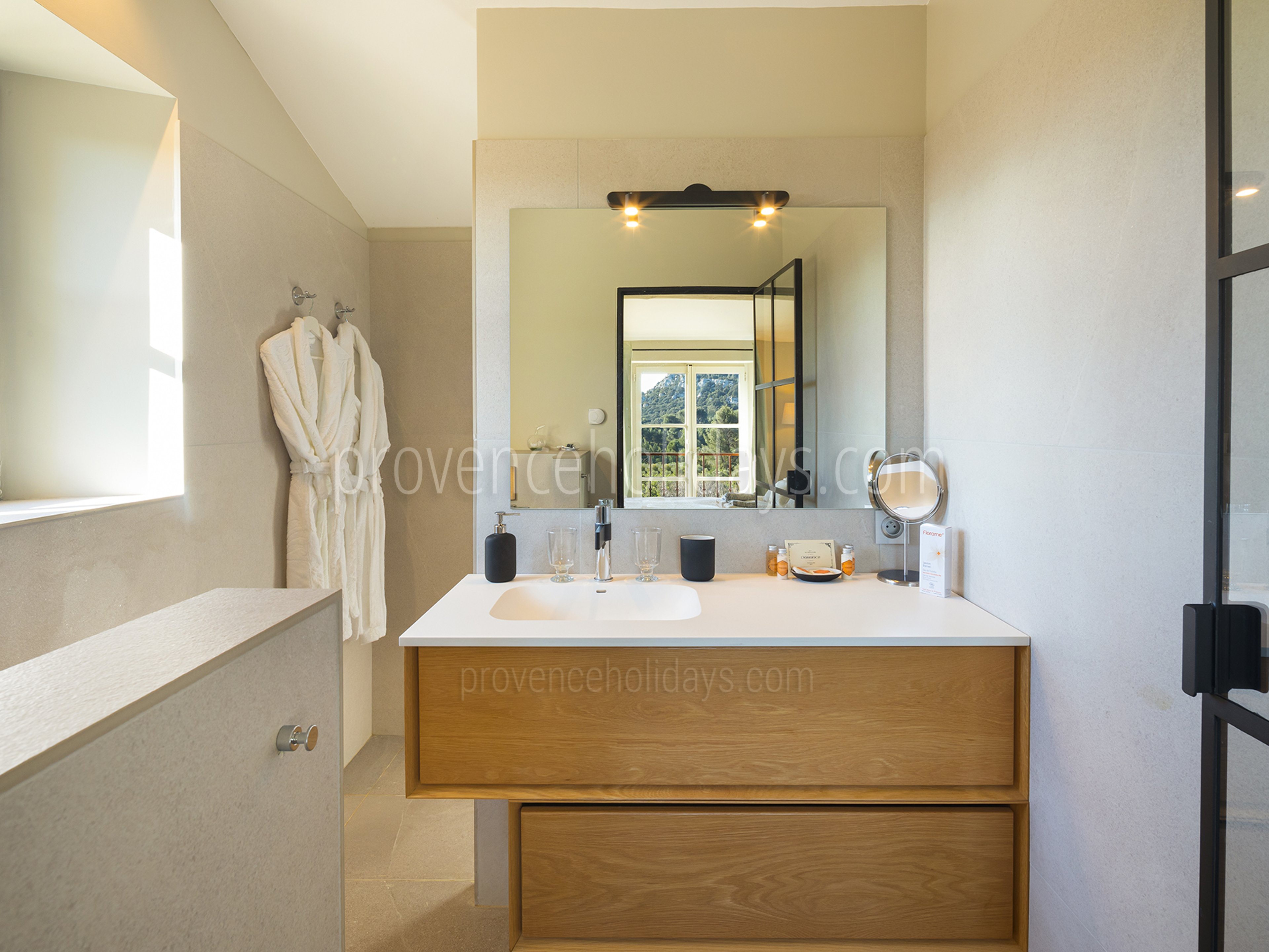 45 - Mas des Baux: Villa: Bathroom