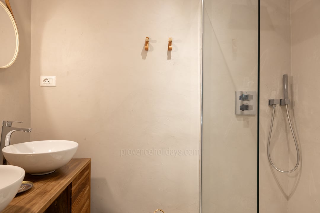 28 - Maison Eyragues: Villa: Bathroom