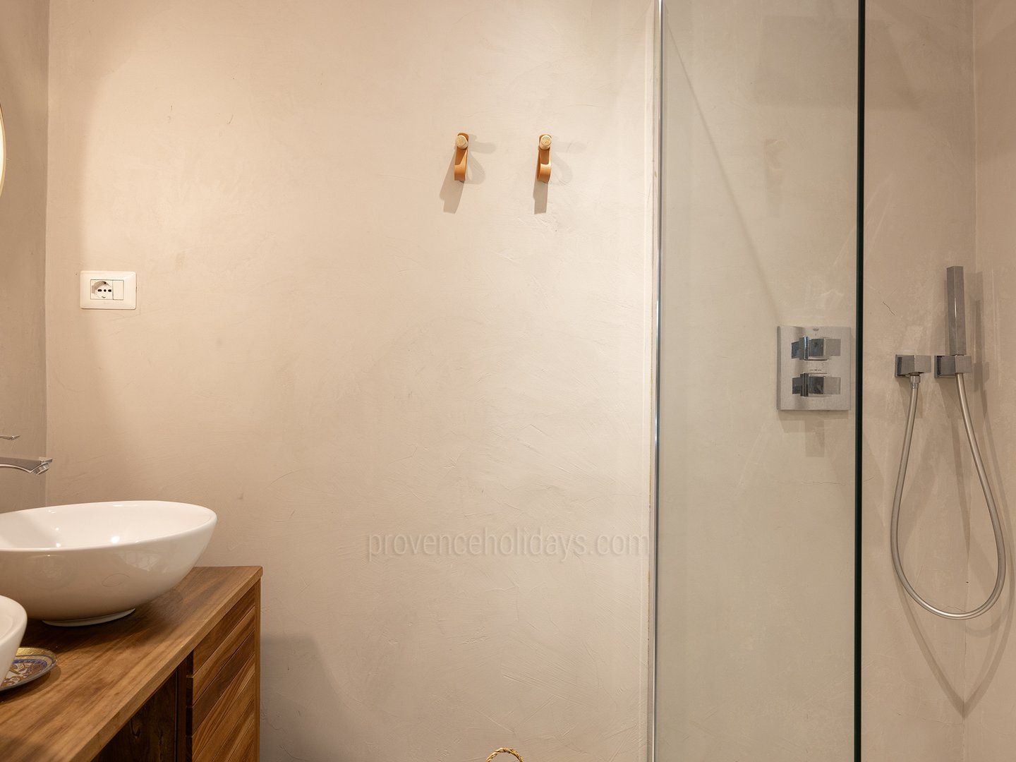 28 - Maison Eyragues: Villa: Bathroom