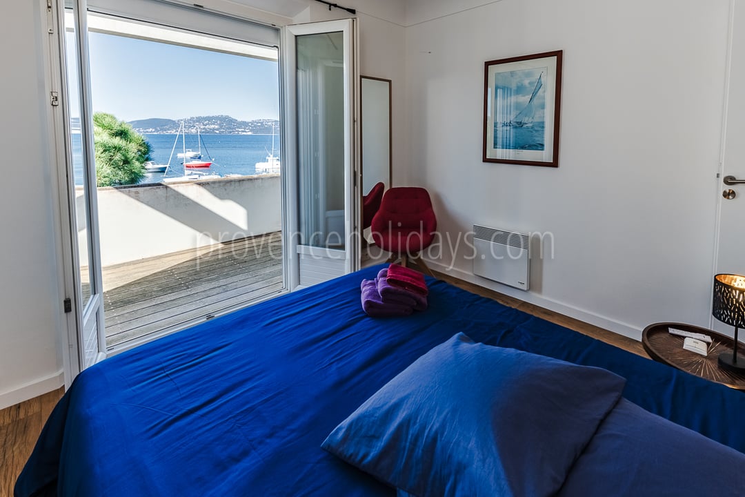 21 - Villa Les Pieds Dans L\'eau: Villa: Bedroom