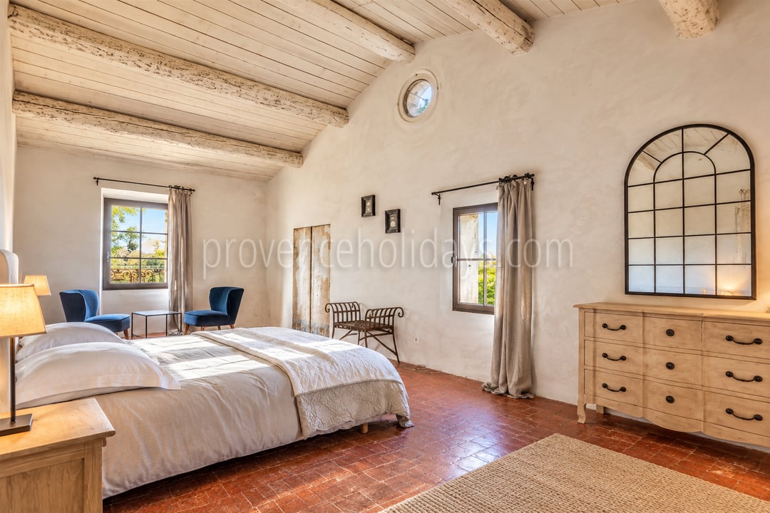 24 - Mas de Beaumes: Villa: Bedroom