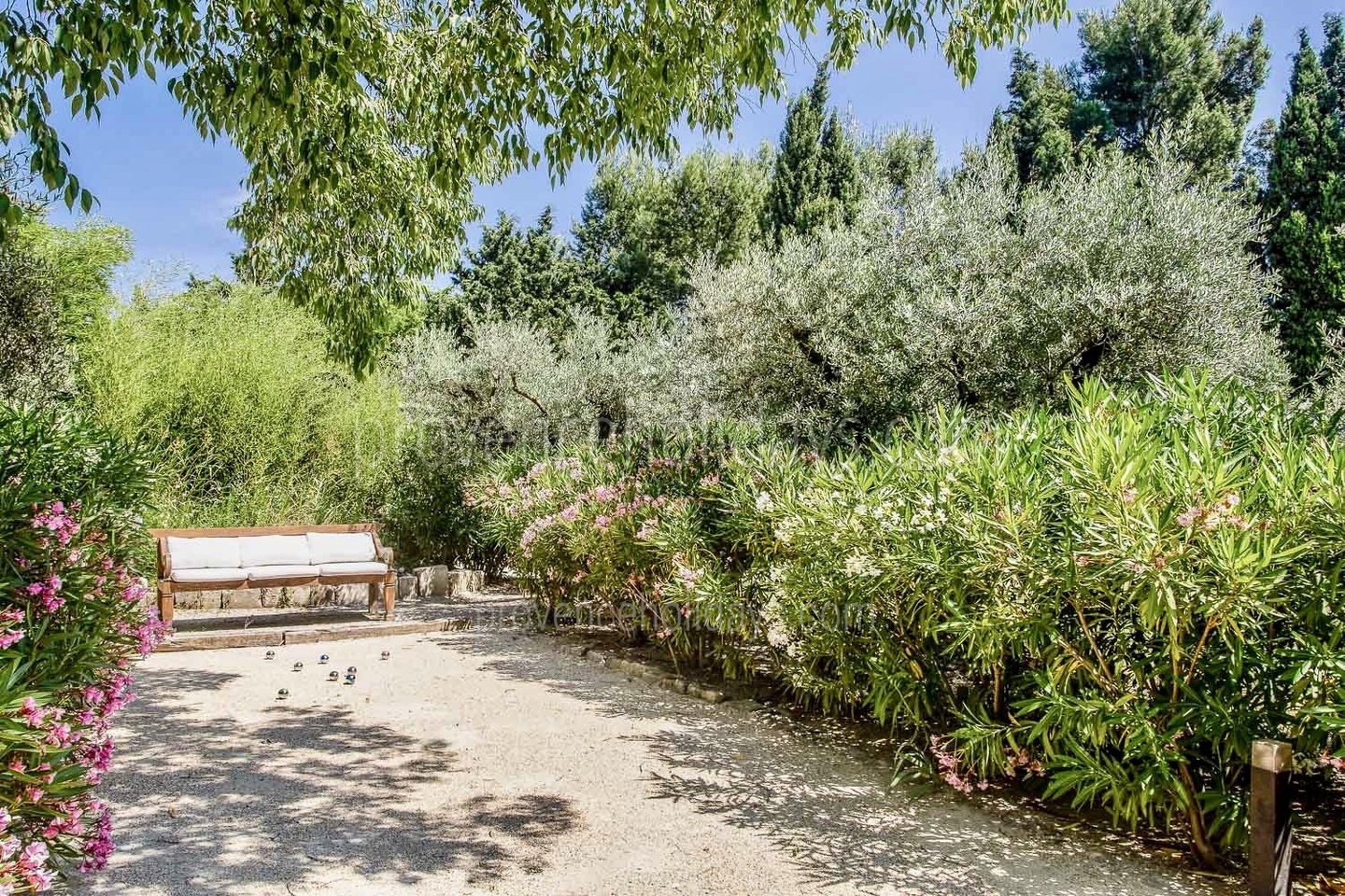 29 - Les Oliviers: Villa: Exterior - Petanque court