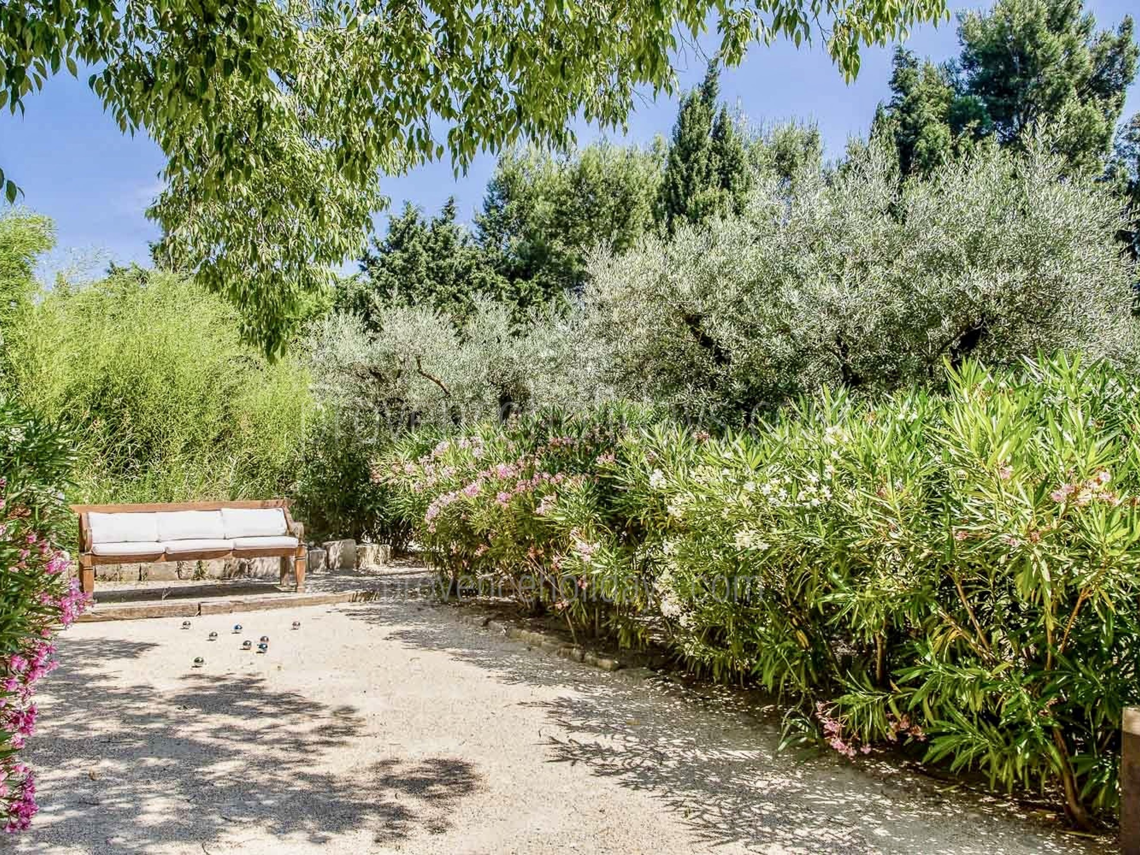 29 - Les Oliviers: Villa: Exterior - Petanque court