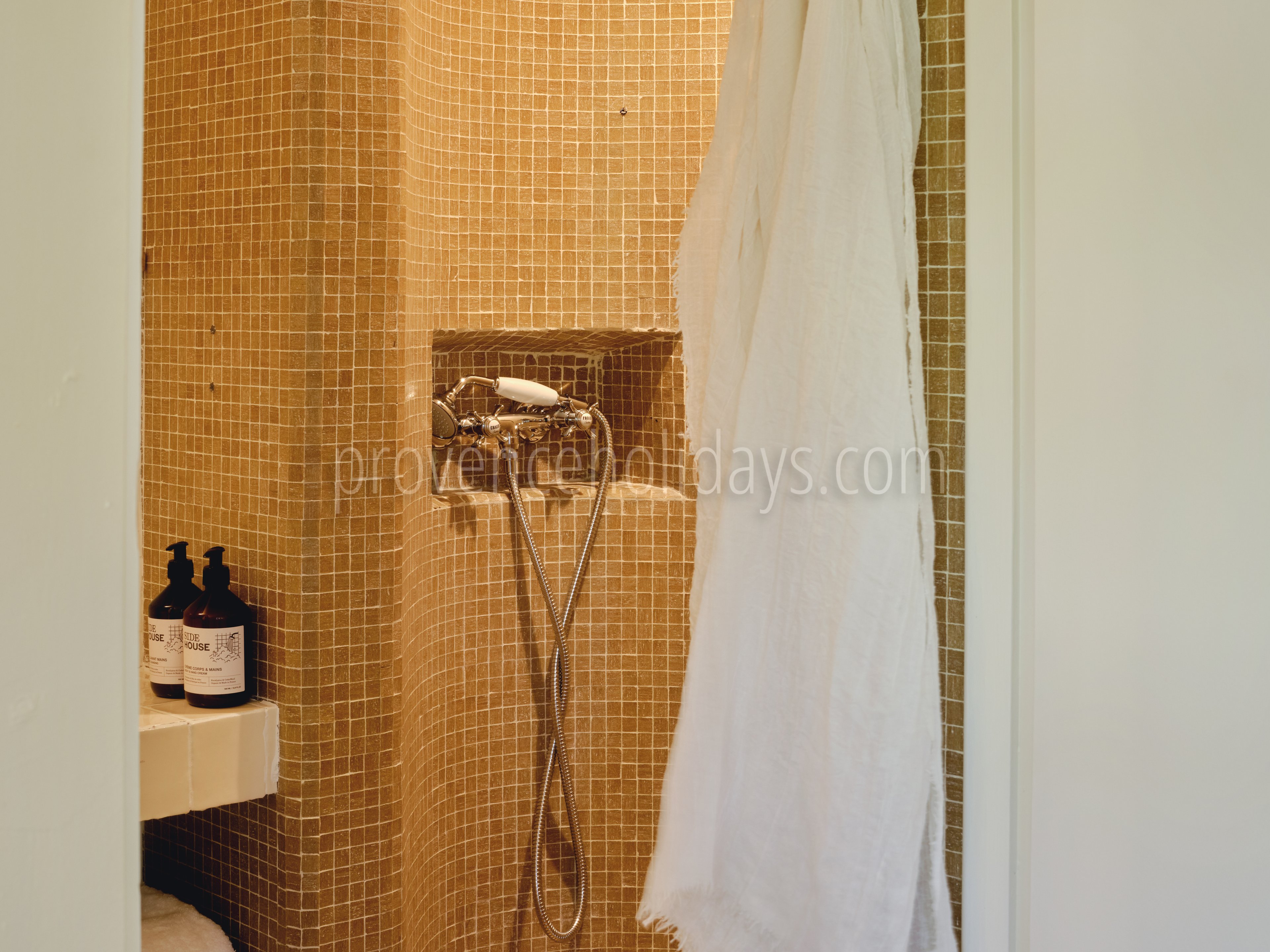 20 - La Mosaïque d\'Eygalières: Villa: Bathroom