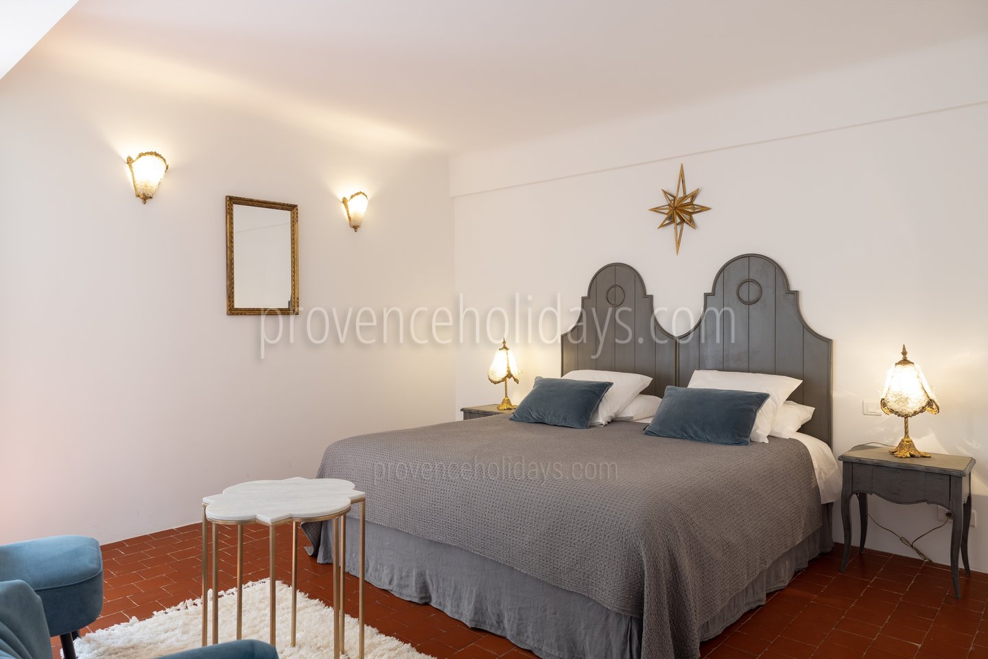 36 - Bastide de Goult: Villa: Bedroom - Phoenix