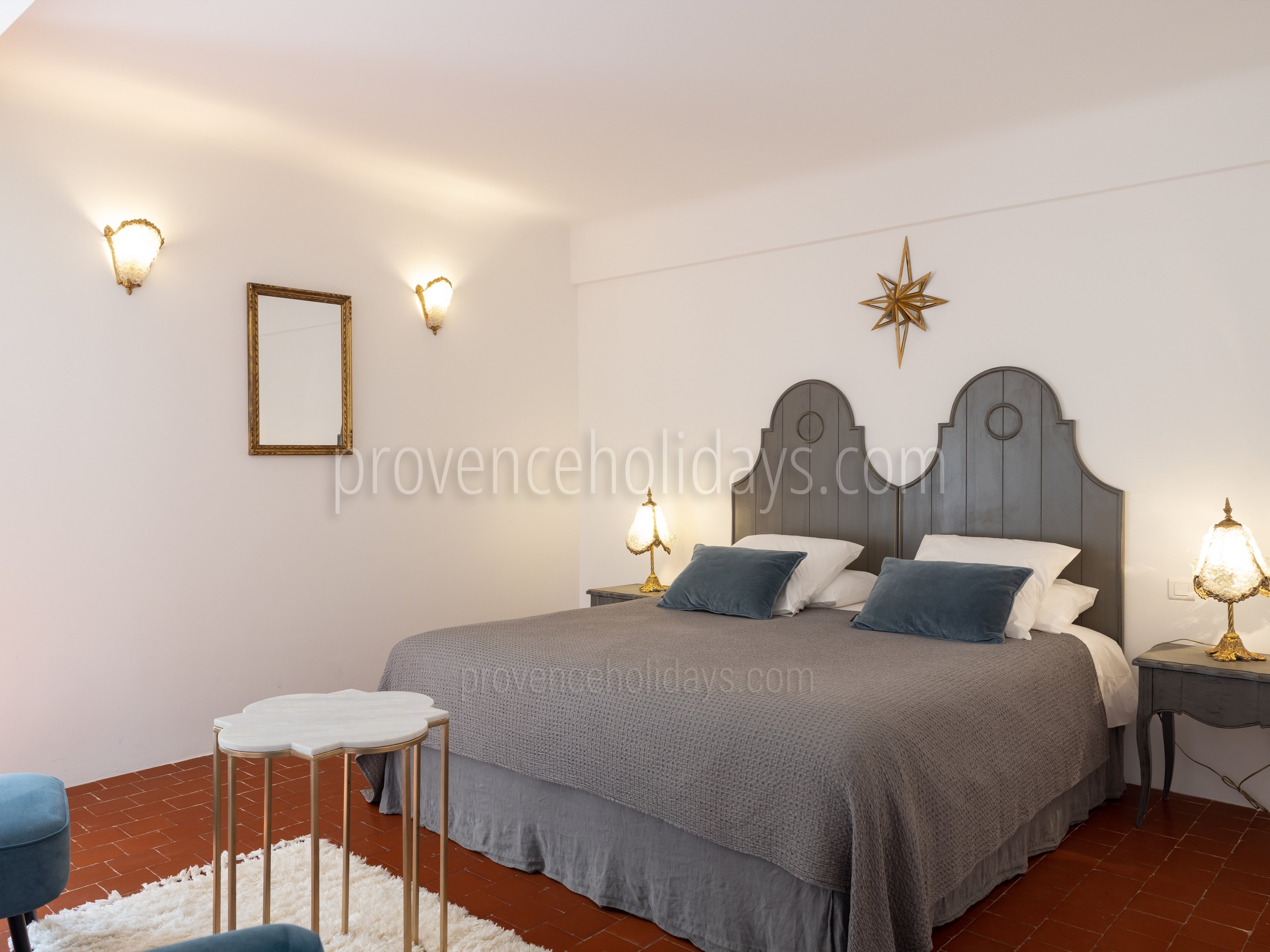 36 - Bastide de Goult: Villa: Bedroom - Phoenix