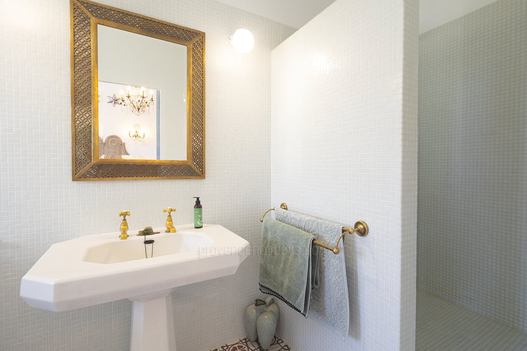 38 - Bastide de Goult: Villa: Bathroom
