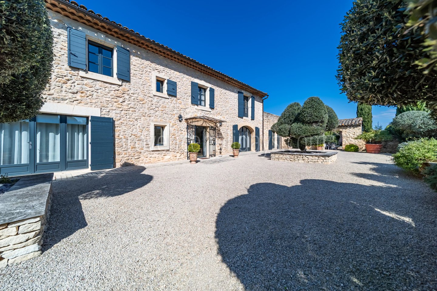 8 - Provençal mas in Robion: Villa: Exterior