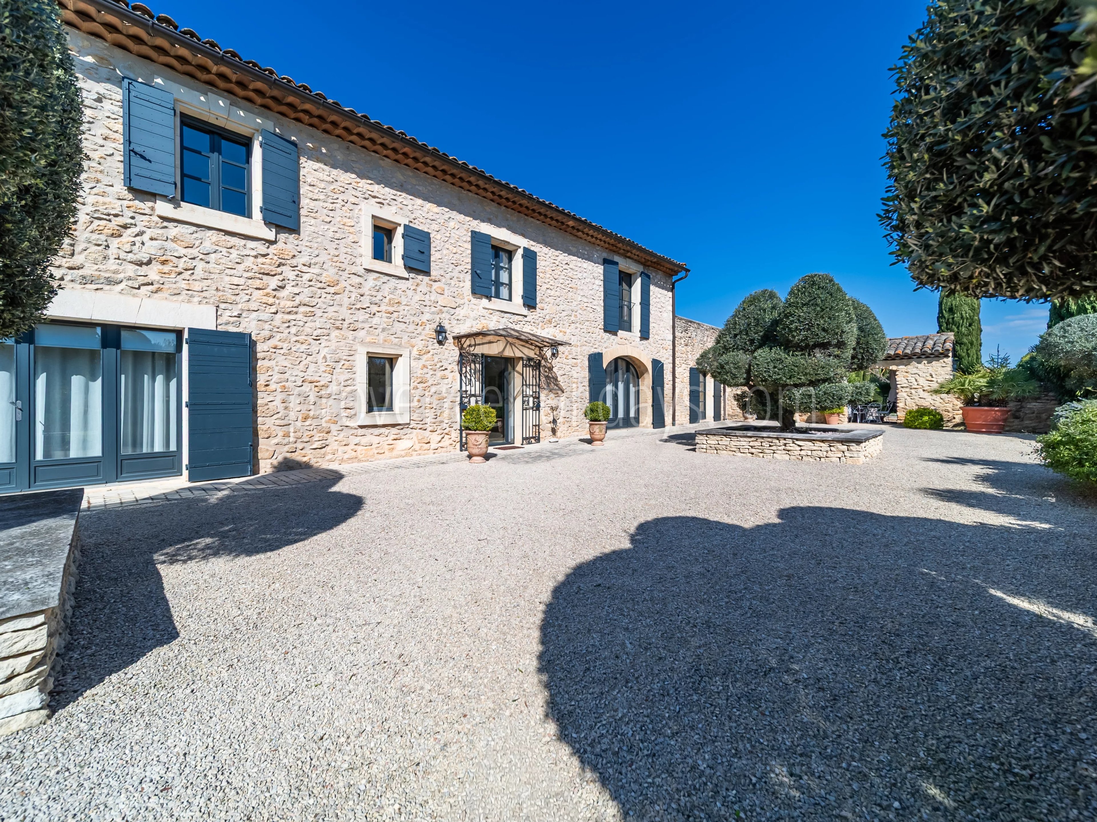 8 - Provençal mas in Robion: Villa: Exterior