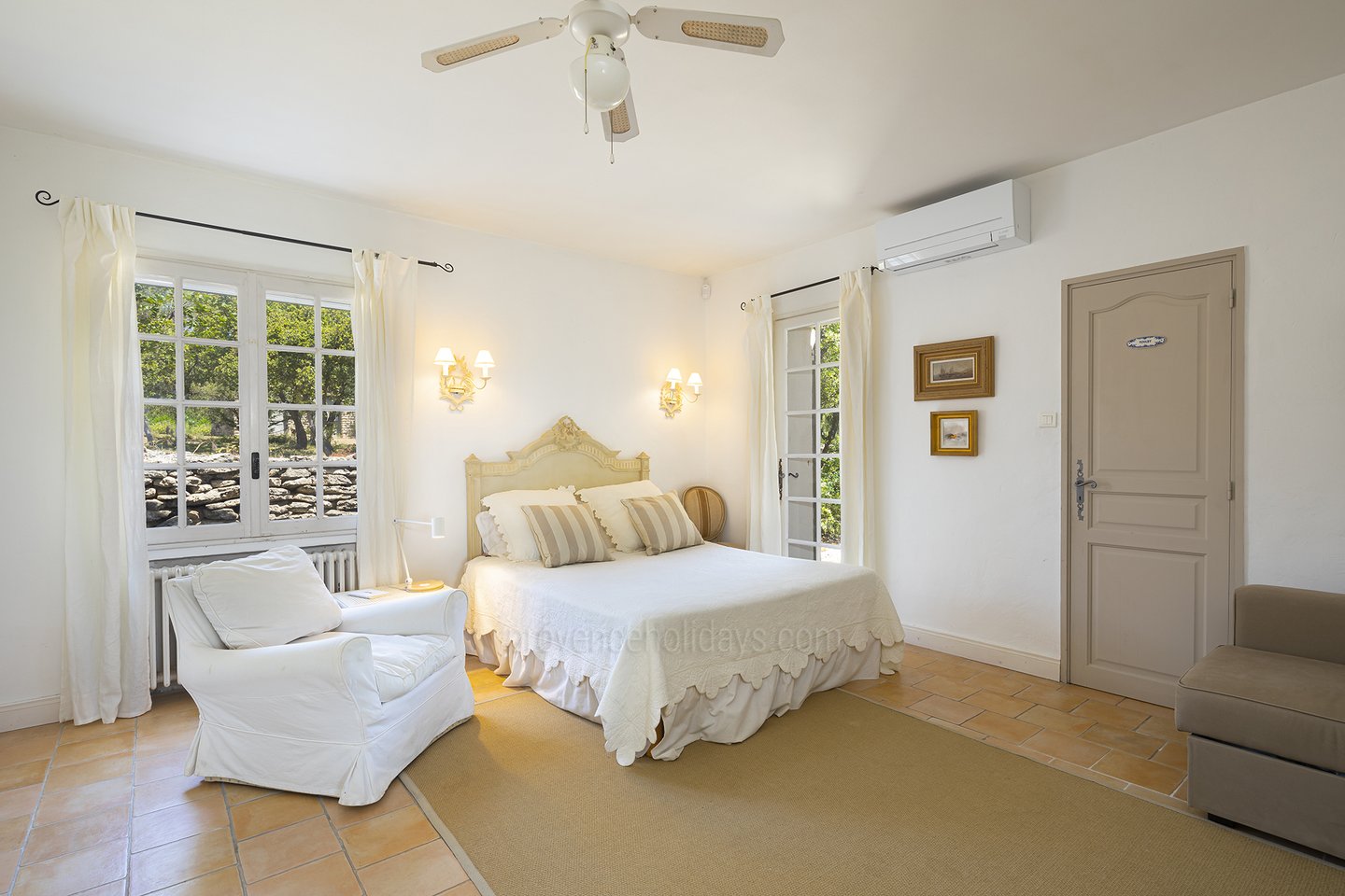 50 - Mas de Gordes: Villa: Bedroom