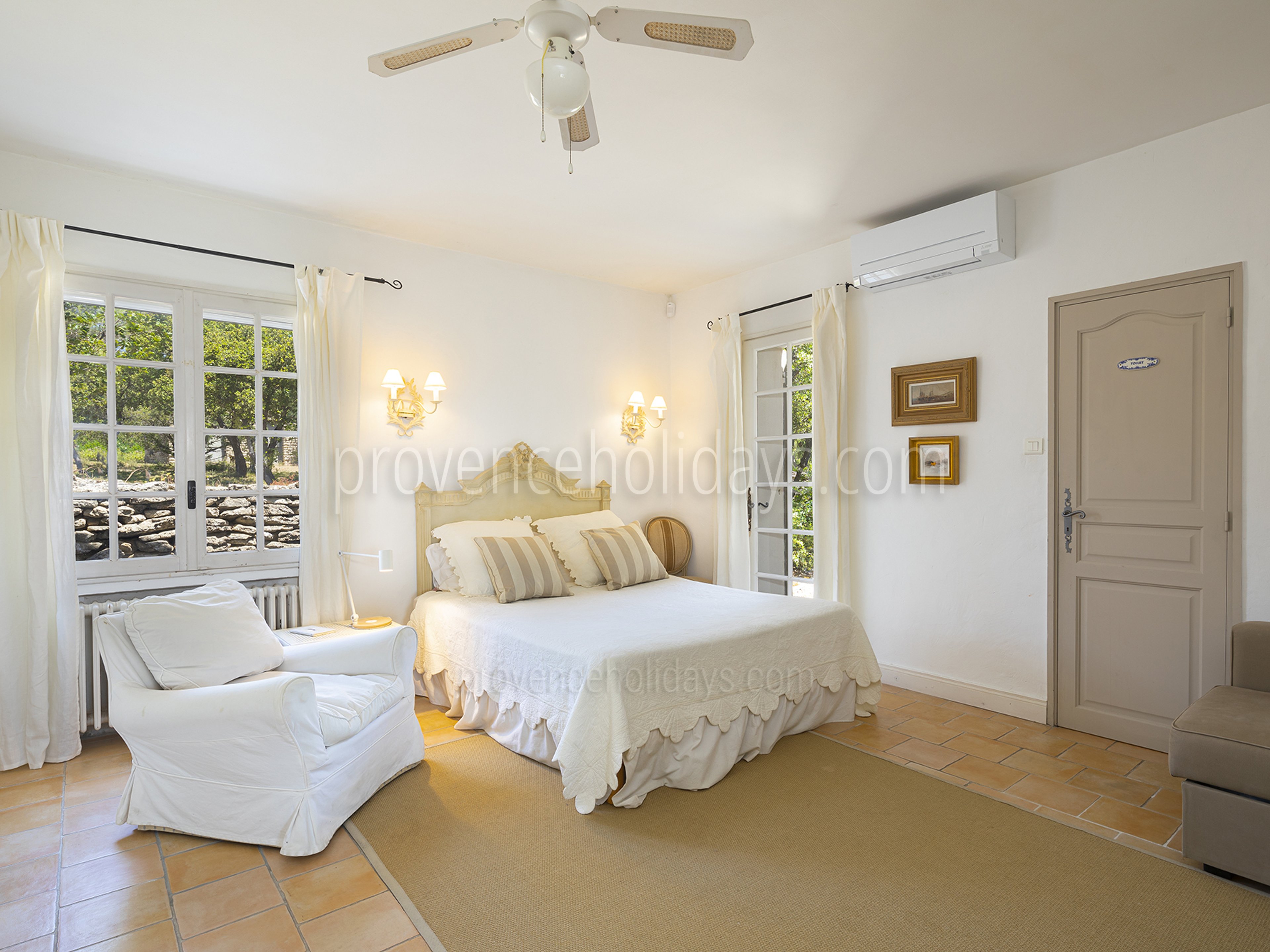 50 - Mas de Gordes: Villa: Bedroom