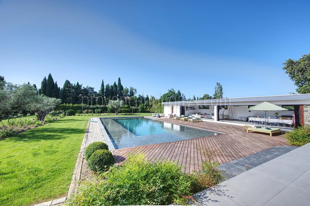 2 - House with pool house in Eyguières: Villa: Exterior