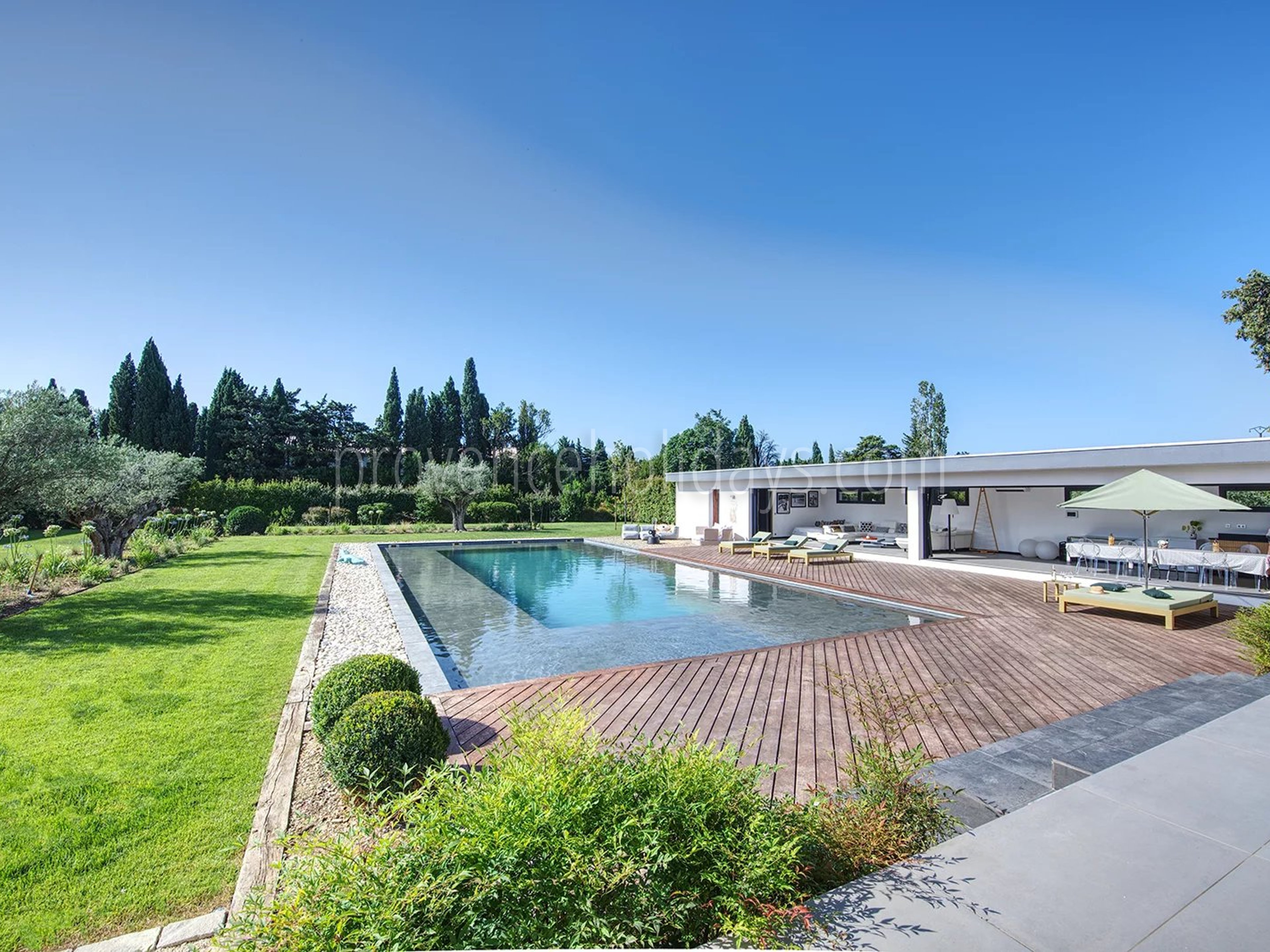 2 - House with pool house in Eyguières: Villa: Exterior