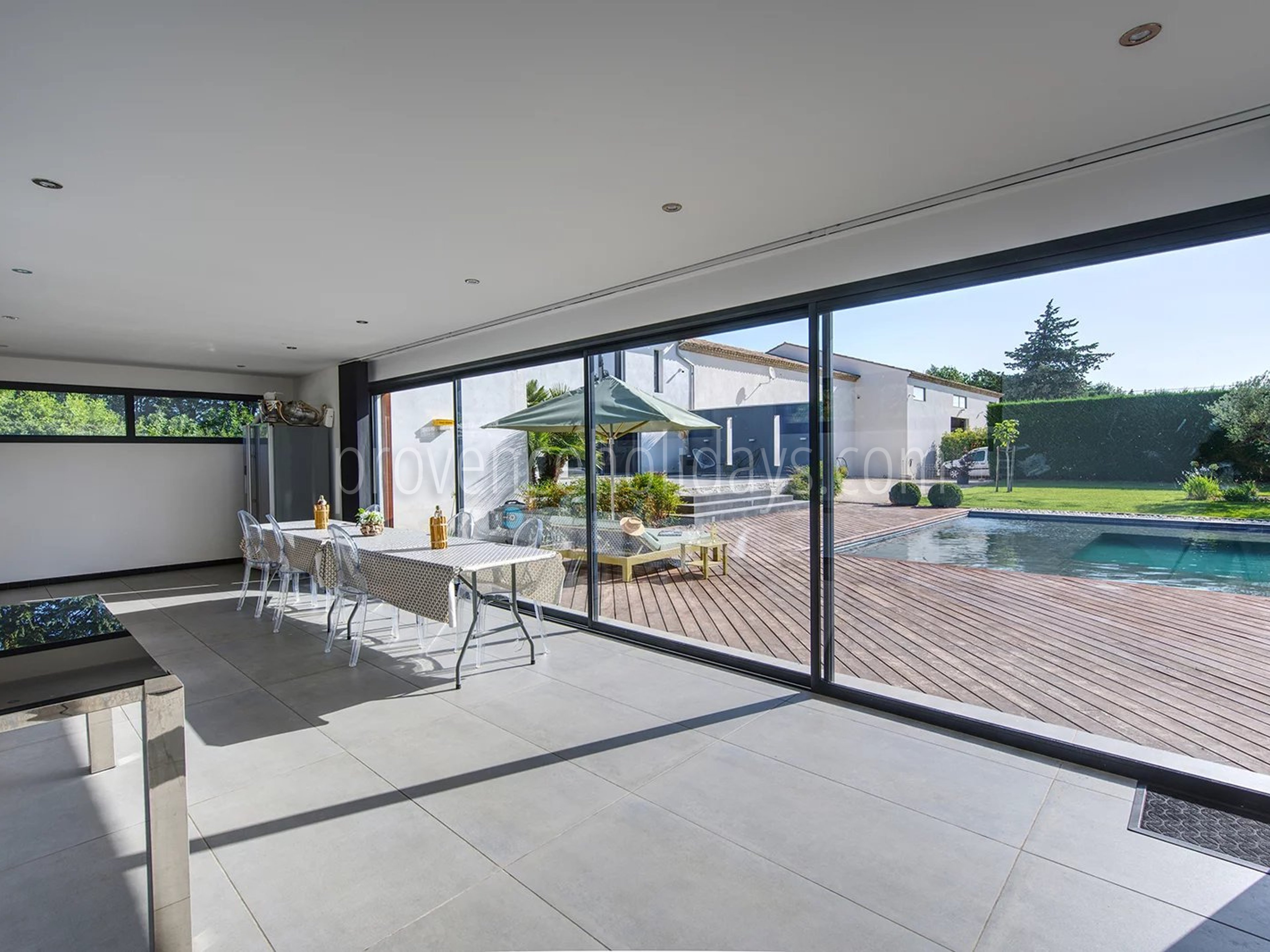52 - House with pool house in Eyguières: Villa: Exterior