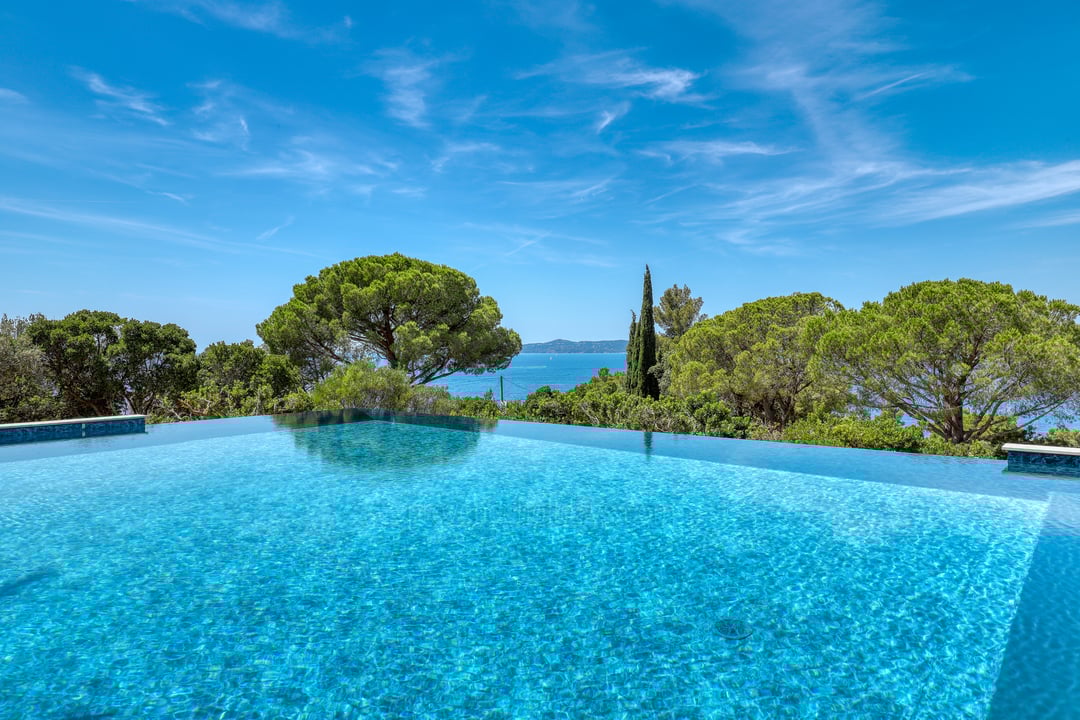 Moderne Villa mit Meerblick und Strandzugang, im Herzen von Cavalière