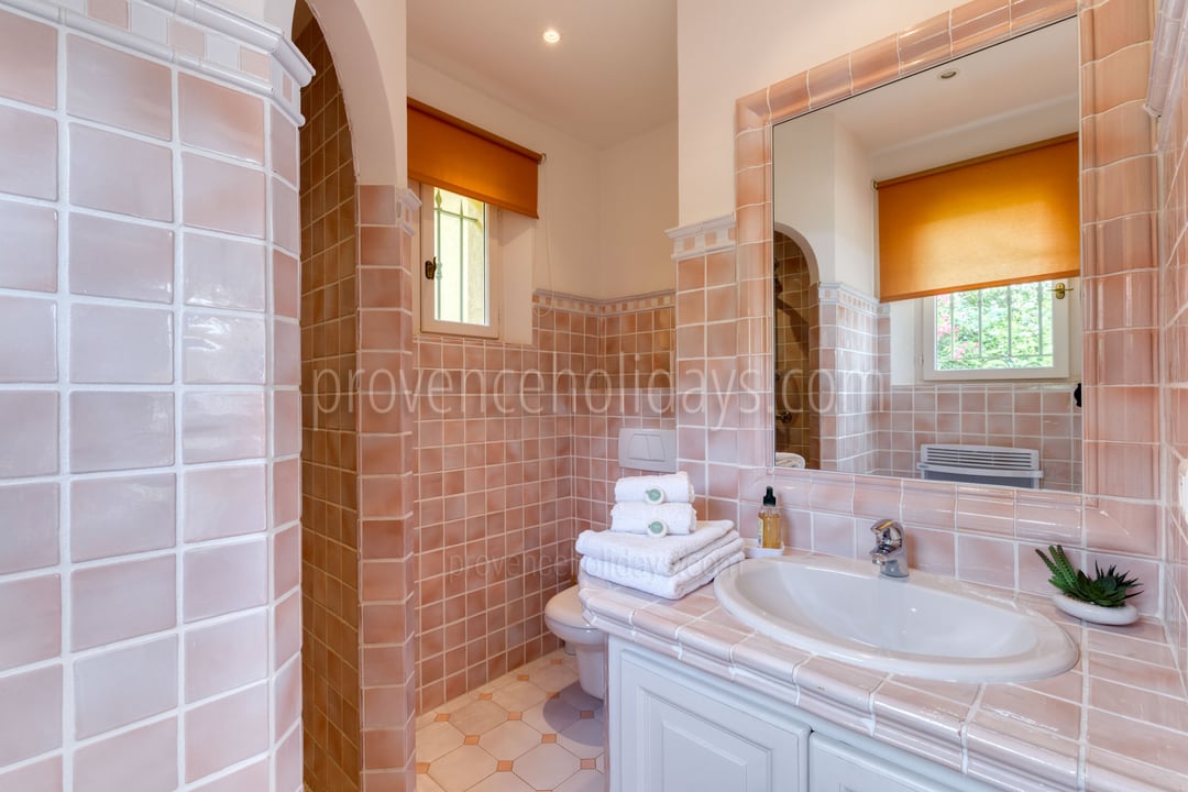 12 - Villa Cyanite: Villa: Bathroom