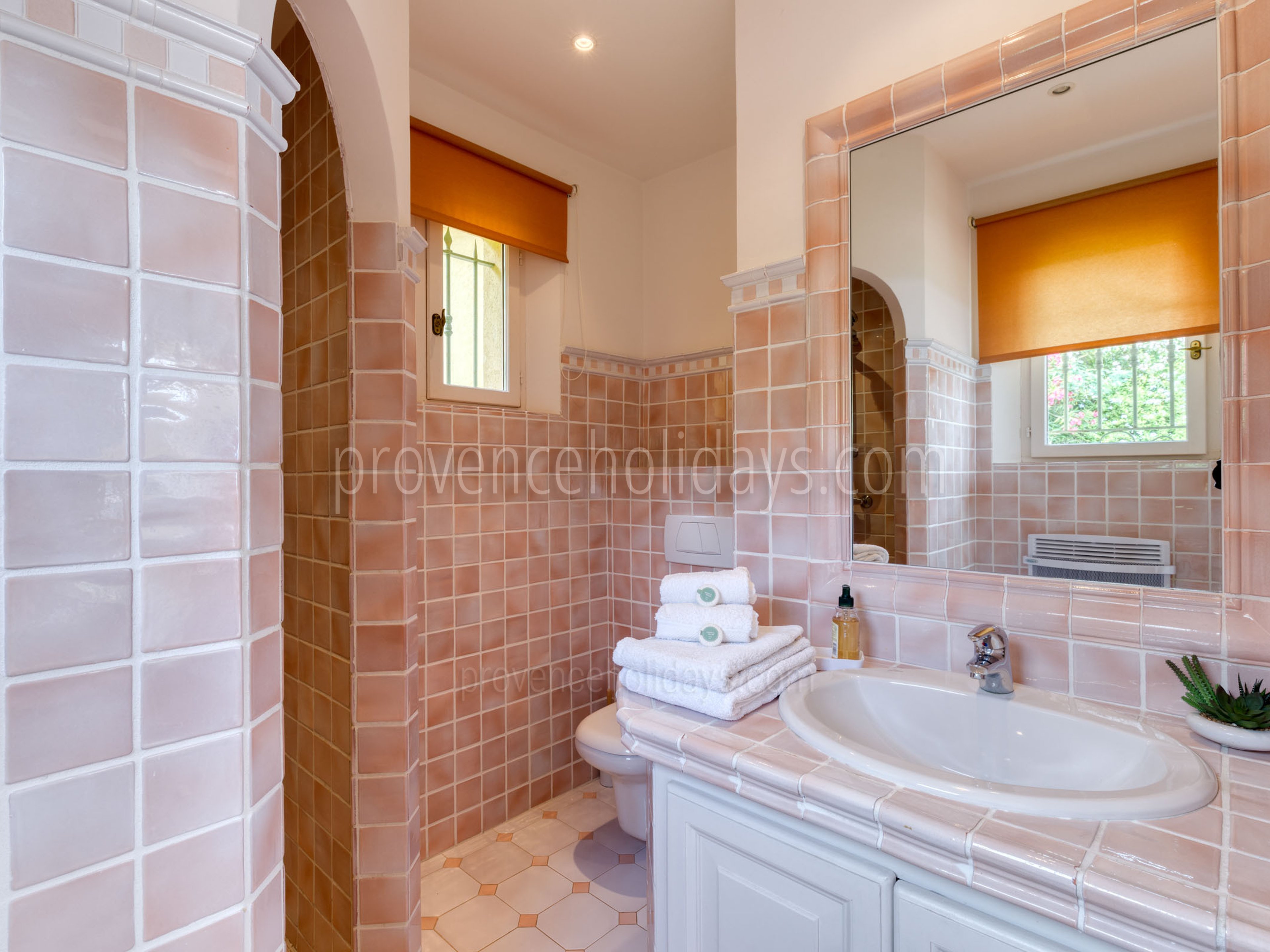 12 - Villa Cyanite: Villa: Bathroom