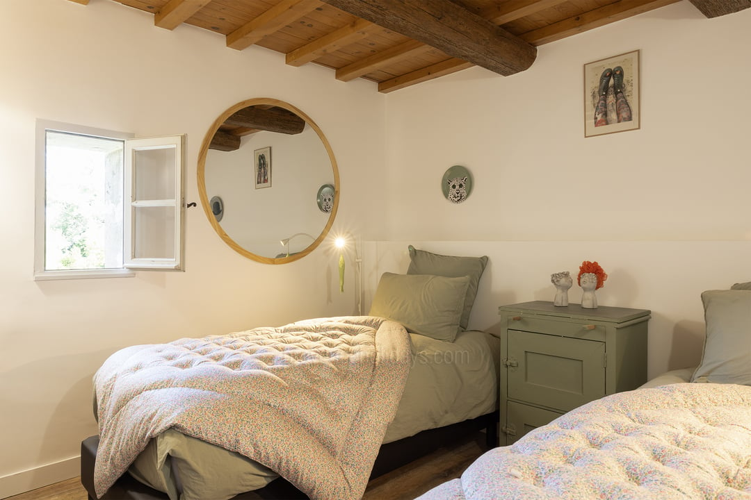 32 - Maison des Alpilles: Villa: Bedroom