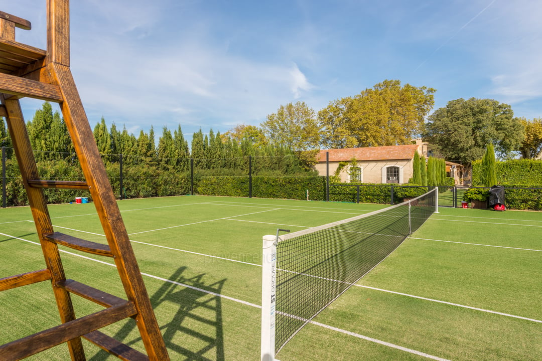 Mas in de Provence met zwembad en privétennisbaan