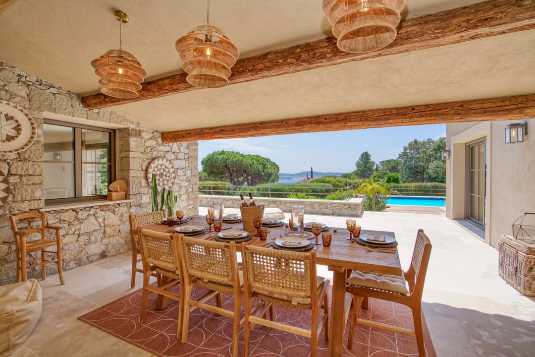 Schicke Villa in Grimaud mit Tennis und Meerblick