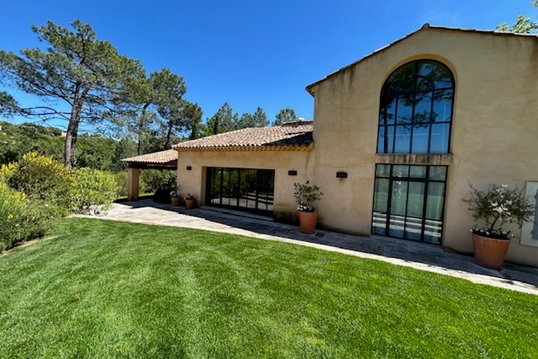 Villa with heated pool and panoramic Roussillon views