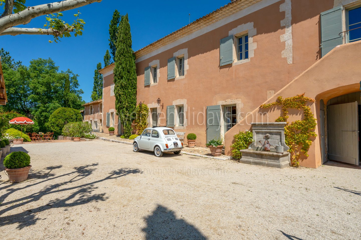 24 - La Bastide Incarnat: Villa: Exterior