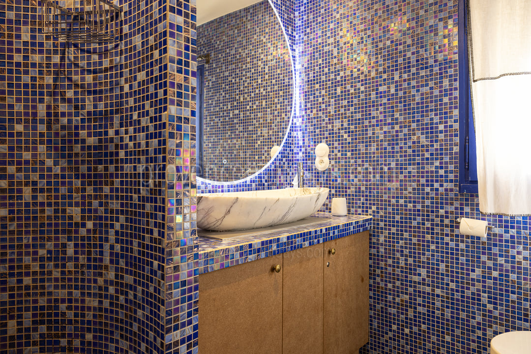 18 - Mas du Rosier: Villa: Bathroom
