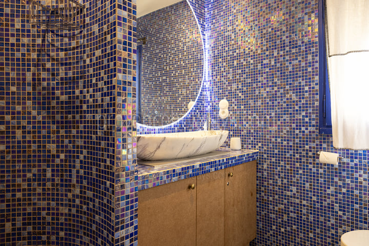 18 - Mas du Rosier: Villa: Bathroom